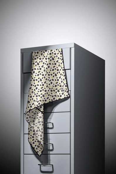 %100 Twill İpek Papatya Desenli Krem - Siyah Renkli 90x90 Eşarp Dikim Şekli : El Dikişi - Resim 4