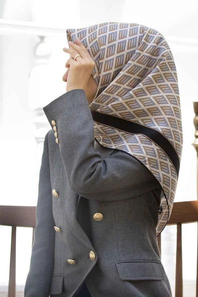 % 57 İPEK % 43 VİSKON Twill İpek Geometrik Desenli Gri - Bej Renkli 90x90 Eşarp Dikim Şekli : El Dikişi ürün görseli