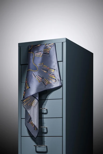 %100 Twill İpek Zincir Desenli Füme Renkli 90x90 Eşarp Dikim Şekli : El Dikişi - Resim 3