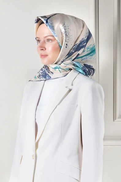 %100 Twill İpek Suluboya Çiçek Desenli Krem - İndigo Renkli 90x90 Eşarp Dikim Şekli : El Dikişi - Resim 2