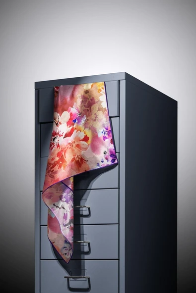 %100 Twill İpek Çiçek  Desenli Mor Renkli 90x90 Eşarp Dikim Şekli : El Dikişi - Resim 5