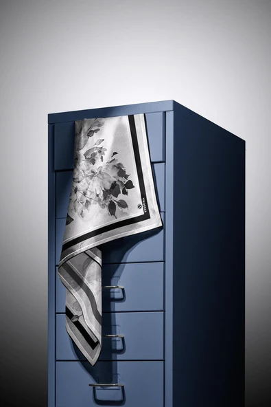 %100 Twill İpek Bahar Çiçekleri Desenli Siyah - Beyaz Renkli 90x90 Eşarp Dikim Şekli : El Dikişi - Resim 4