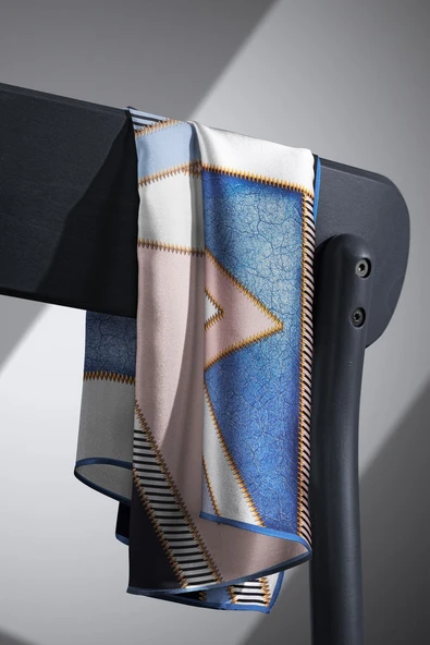 % 57 İPEK % 43 İPEK Twill İpek Geometrik Desenli Bebe Mavisi - Siyah Renkli 90x90 Eşarp Dikim Şekli : El Dikişi - Resim 5