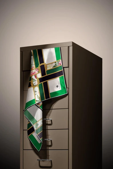 100% Twill İpek Şeritli Çiçek Desenli Zümrüt Yeşili - Krem Renkli 90x90 Dikim Şekli : El Dikişi Eşarp - Resim 4