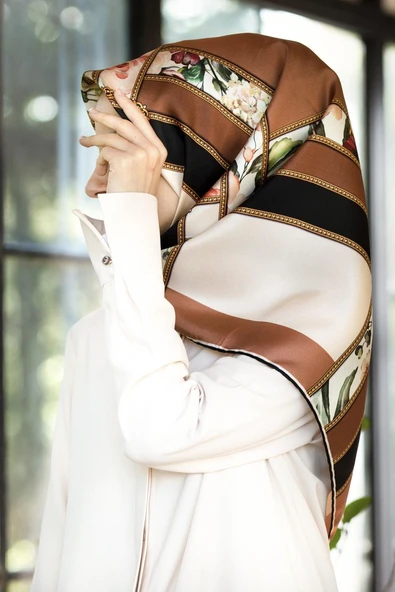 100% Twill İpek Şeritli Çiçek Desenli Bakır - Krem Renkli 90x90 Dikim Şekli : El Dikişi Eşarp ürün görseli