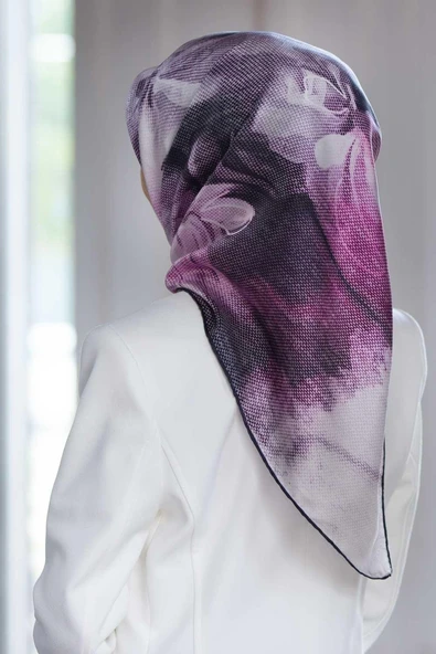 %100 Twill İpek Dokulu Ve Çiçek Desenli Füme - Lila Renkli 90x90 Eşarp Dikim Şekli : El Dikişi ürün görseli