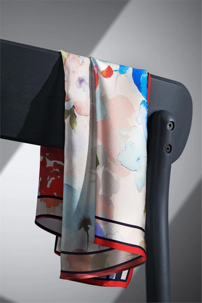 % 57 İPEK % 43 VİSKON Twill İpek Sulu Boyalı Çiçek Desenli Kırmızı - Bebe Mavisi Renkli 90x90 Eşarp Dikim Şekli : El Dikişi - Resim 5