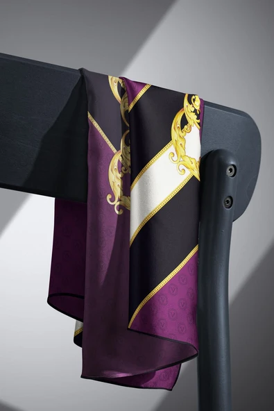 %100 Twill İpek Monogram Ve Barok Desenli Mürdüm - Siyah Renkli 90x90 Eşarp Dikim Şekli : El Dikişi - Resim 5