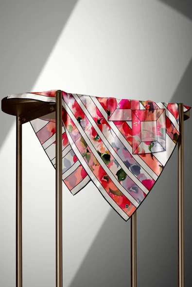 %100 Twill İpek Bahar Çiçekleri Desenli Gri - Kırmızı Renkli 90x90 Eşarp Kenar Dikiş Şekli El Dikişli - Resim 3