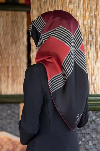 % 57 İPEK % 43 VİSKON Twill İpek Geometrik Desenli Bordo Renkli 90x90 Eşarp Dikim Şekli : El Dikişi ürün görseli