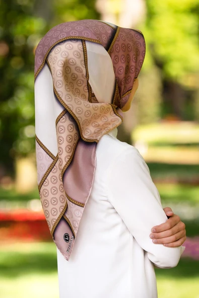 %100 Twill İpek Geometrik Desenli Bej - Pudra Renkli 90x90 Eşarp Dikim Şekli : El Dikişi ürün görseli 1