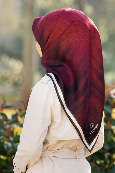 100% Twill İpek Monogram Desenli Bordo Renkli 90x90 Dikim Şekli : El Dikişi Eşarp ürün görseli