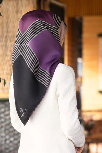 % 57 İPEK % 43 VİSKON Twill İpek Geometrik Desenli Mürdüm Renkli 90x90 Eşarp Dikim Şekli : El Dikişi ürün görseli 1