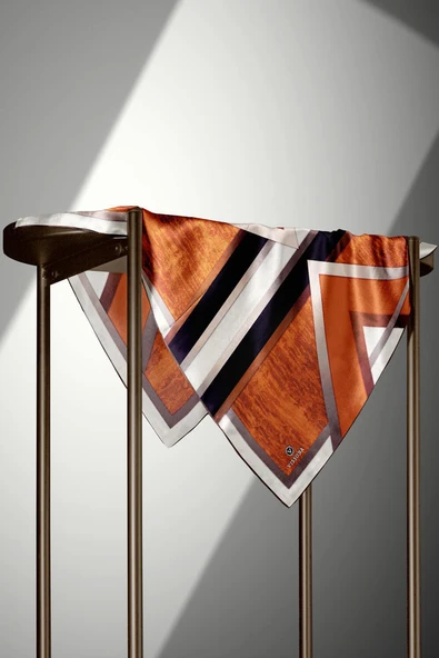 %100 Twill İpek Dokulu Ve Geometrik Desenli Taba - Siyah Renkli 90x90 Eşarp Dikim Şekli : El Dikişi - Resim 4