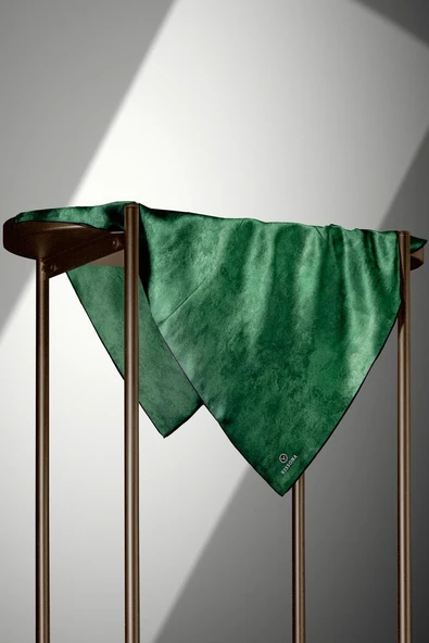 % 57 İPEK % 43 VİSKON Twill İpek Doku Desenli Zümrüt Yeşili Renkli 90x90 Eşarp Dikim Şekli : El Dikişi - Resim 3