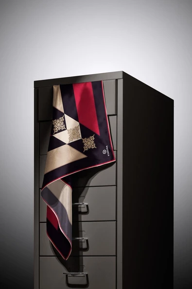 %100 Twill İpek Geometrik ve Barok Desenli Siyah - Bordo Renkli 90x90 Eşarp Dikim Şekli : El Dikişi - Resim 5