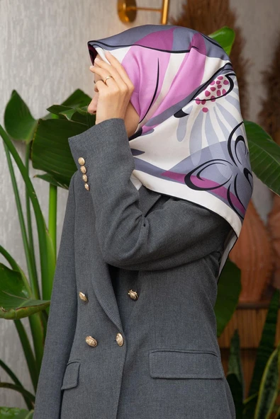%100 Twill İpek Çiçek Desenli Gri - Siyah Renkli 90x90 Eşarp Dikim Şekli : El Dikişi ürün görseli