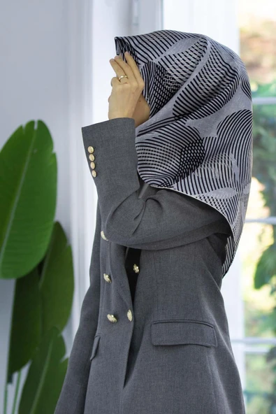 %100 Twill İpek Çizgili Çiçek Desenli Siyah - Gri Renkli 90x90 Eşarp Dikim Şekli : El Dikişi ürün görseli 1