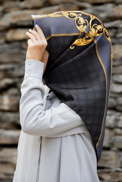 %100 Twill İpek Monogram Ve Barok Desenli Siyah - Gri Renkli 90x90 Eşarp Dikim Şekli : El Dikişi ürün görseli