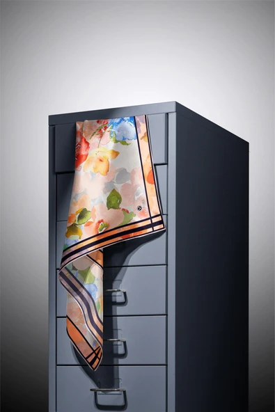 % 57 İPEK % 43 VİSKON Twill İpek Sulu Boyalı Çiçek Desenli Somon - Kırmızı Renkli 90x90 Eşarp Dikim Şekli : El Dikişi - Resim 3