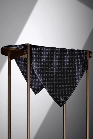 %100 Twill İpek Monogram Desenli Siyah - Gri Renkli 90x90 Eşarp Dikim Şekli : El Dikişi - Resim 3