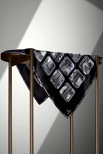 %100 Twill İpek Geometrik Kare Desenli Siyah - Beyaz Renkli 90x90 Eşarp Dikim Şekli : El Dikişi - Resim 3