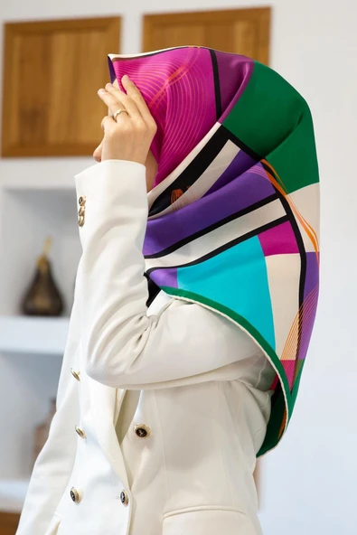 %100 Twill İpek Geometrik Desenli Zümrüt Yeşili - Mürdüm Renkli 90x90 Eşarp Dikim Şekli : El Dikişi ürün görseli