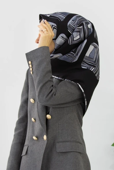 %100 Twill İpek Geometrik Kare Desenli Siyah - Beyaz Renkli 90x90 Eşarp Dikim Şekli : El Dikişi ürün görseli 1