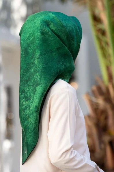 %100 Twill İpek Doku Desenli Zümrüt Yeşili Renkli 90x90 Eşarp Dikim Şekli : El Dikişi ürün görseli