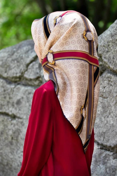 %100 Twill İpek Kemerli Ve Monogram Desenli Bej - Bordo Renkli 90x90 Eşarp Dikim Şekli : El Dikişi ürün görseli
