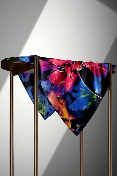 %100 Twill İpek Sulu Boya Çiçek Desenli Siyah Renkli 90x90 Eşarp Dikim Şekli : El Dikişi - Resim 4