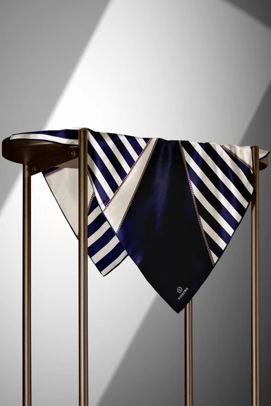 %100 Twill İpek Zincirli Çizgi Desenli Lacivert - Krem Renkli 90x90 Eşarp Dikim Şekli : El Dikişi - Resim 3