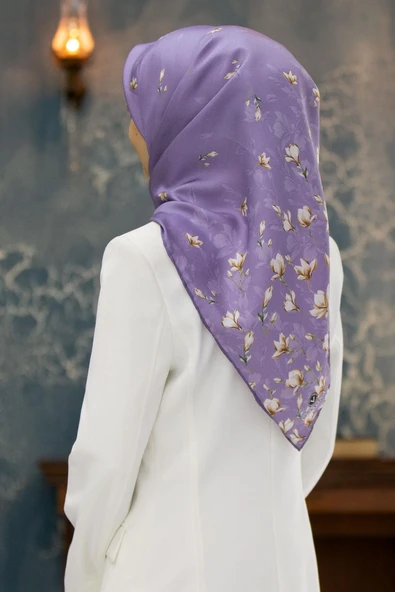 % 57 İPEK % 43 VİSKON Twill İpek Çiçek Desenli Lila Renkli 90x90 Eşarp Dikim Şekli : El Dikişi ürün görseli