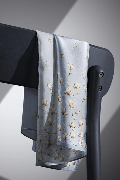 % 57 İPEK % 43 VİSKON Twill İpek Çiçek Desenli Bebe Mavisi Renkli 90x90 Eşarp Dikim Şekli : El Dikişi - Resim 5