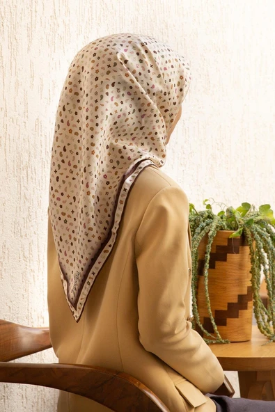 %100 Twill İpek Çıtır Desenli Krem - Kahverengi Renkli 90x90 Eşarp Dikim Şekli : El Dikişi ürün görseli