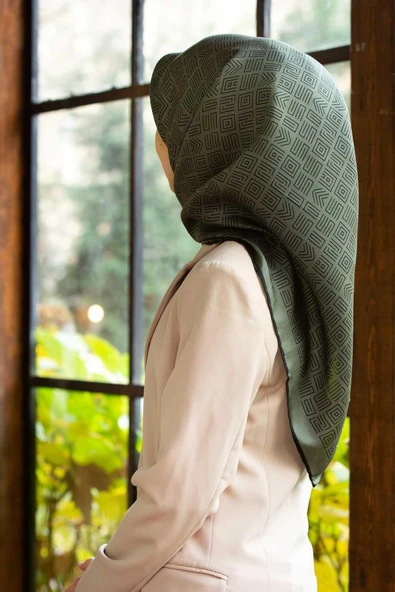 %57 İPEK %43 VİSKON Twill İpek Etnik Motif Desenli Haki - Siyah Renkli 90x90 Eşarp Dikim Şekli : El Dikişi ürün görseli 1