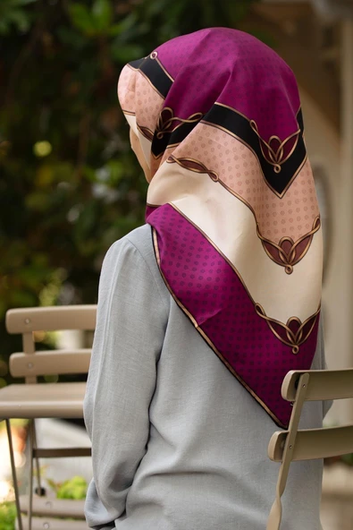 %100 Twill İpek Puantiyeli ve Geometrik Desenli Mürdüm - Krem Renkli 90x90 Eşarp Dikim Şekli : El Dikişi ürün görseli