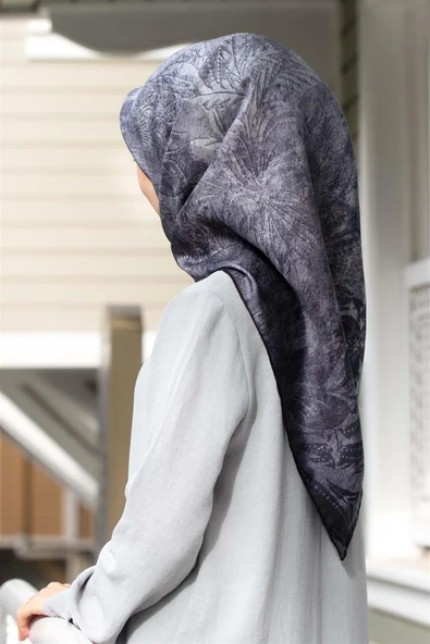 % 57 İpek % 43 Viskon Twill İpek Degradeli Yaprak  Desenli Gümüş Renkli 90x90 Eşarp Dikim Şekli : El Dikişi ürün görseli
