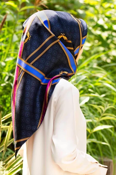 %100 Twill İpek Kemerli Ve Monogram Desenli Lacivert - Fuşya Renkli 90x90 Eşarp Dikim Şekli : El Dikişi ürün görseli