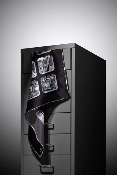 %100 Twill İpek Geometrik Kare Desenli Siyah - Beyaz Renkli 90x90 Eşarp Dikim Şekli : El Dikişi - Resim 5