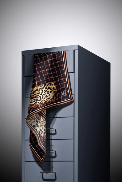 %100 Twill İpek Leopar Desenli Siyah - Taba Renkli 90x90 Eşarp Dikim Şekli : El Dikişi - Resim 3