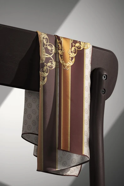 %100 Twill İpek Monogramlı Ve Barok Desenli Kahverengi - Bej Renkli 90x90 Eşarp Dikim Şekli : El Dikişi - Resim 3