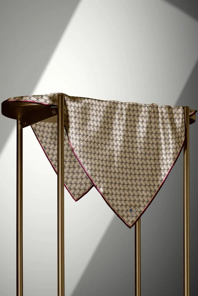 %100 Twill İpek Geometrik Desenli Siyah - Bej Renkli 90x90 Eşarp Dikim Şekli : El Dikişi - Resim 3