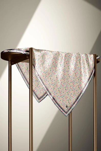 %100 Twill İpek Çıtır Desenli Krem - İndigo Renkli 90x90 Eşarp Dikim Şekli : El Dikişi - Resim 4