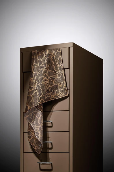 %100 Twill İpek Geometrik Desenli Gold - Siyah Renkli 90x90 Eşarp Dikim Şekli : El Dikişi - Resim 3