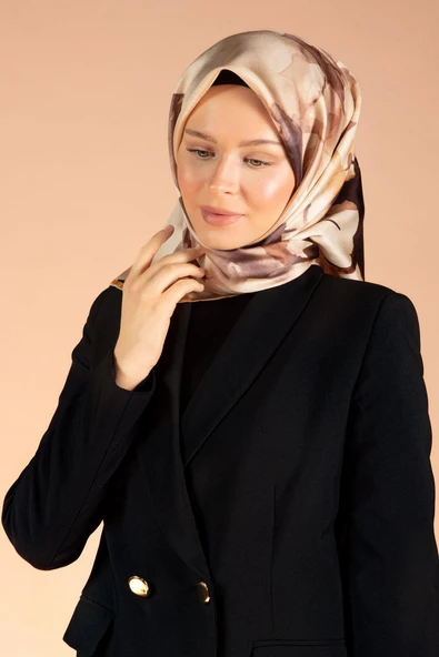 %100 Twill İpek Yaprak Desenli Bej - Hardal Renkli 90x90 Eşarp Dikim Şekli : El Dikişi - Resim 4