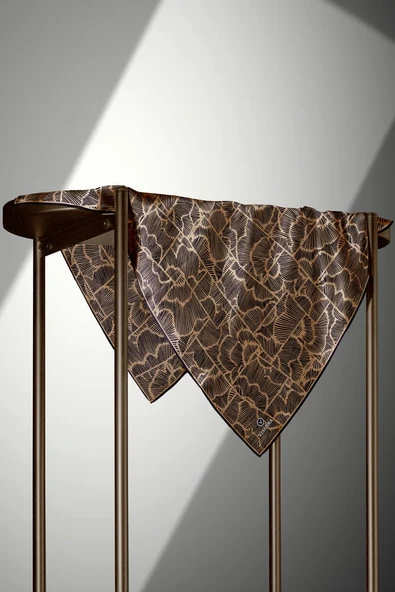 %100 Twill İpek Geometrik Desenli Gold - Siyah Renkli 90x90 Eşarp Dikim Şekli : El Dikişi - Resim 4