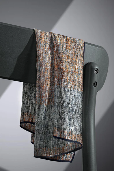 %100 Twill İpek Dokulu Desen Turuncu - Siyah Renkli 90x90 Eşarp Kenar Dikiş Şekli El Dikişli - Resim 4