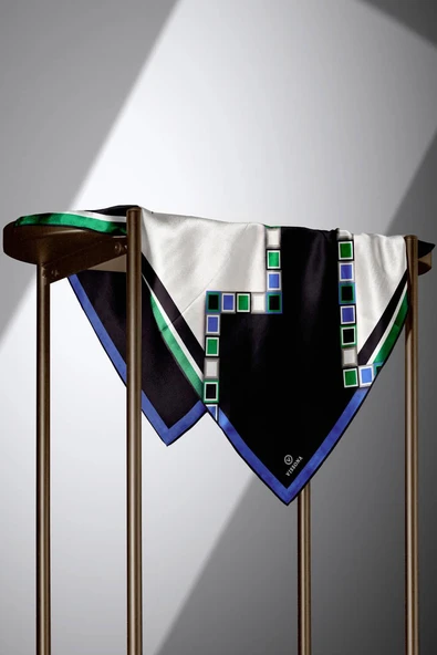 %100 Twill İpek Geometrik Desenli Saks - Zümrüt Yeşili Renkli 90x90 Eşarp Dikim Şekli : El Dikişi - Resim 3