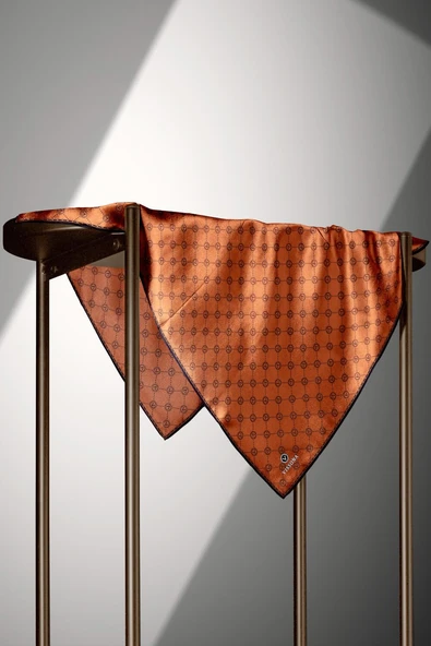 %100 Twill İpek Monogram Desenli Taba - Siyah Renkli 90x90 Eşarp Dikim Şekli : El Dikişi - Resim 3